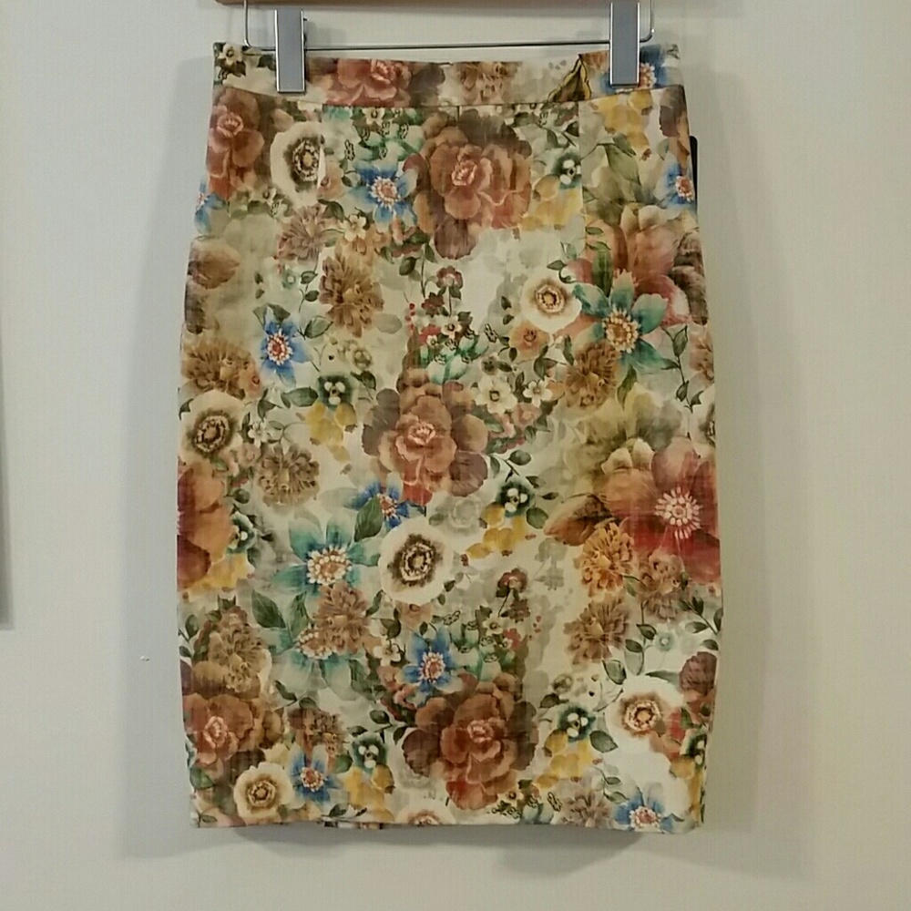 New size small Zara Basic Floral Print Pencil Skirt